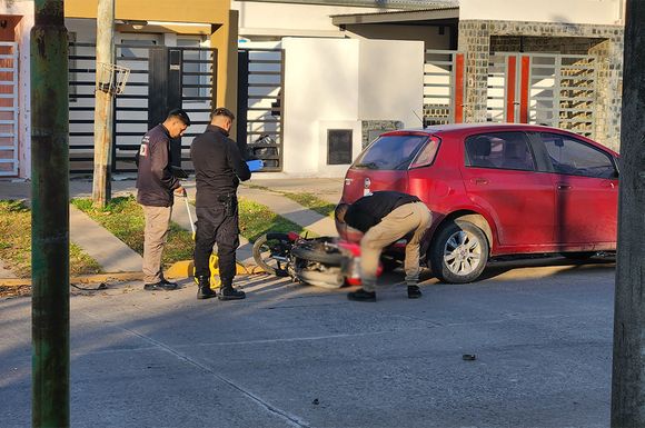 Un motociclista resultó severamente herido y fue trasladado de urgencia en ambulancia