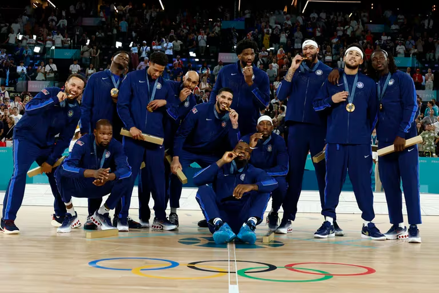 El seleccionado de básquet de los Estados Unidos recibe la medalla de oro en París