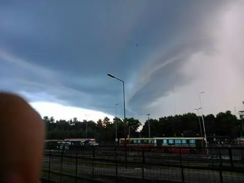 Destrozos y cortes de luz tras el paso de un tornado en Moreno