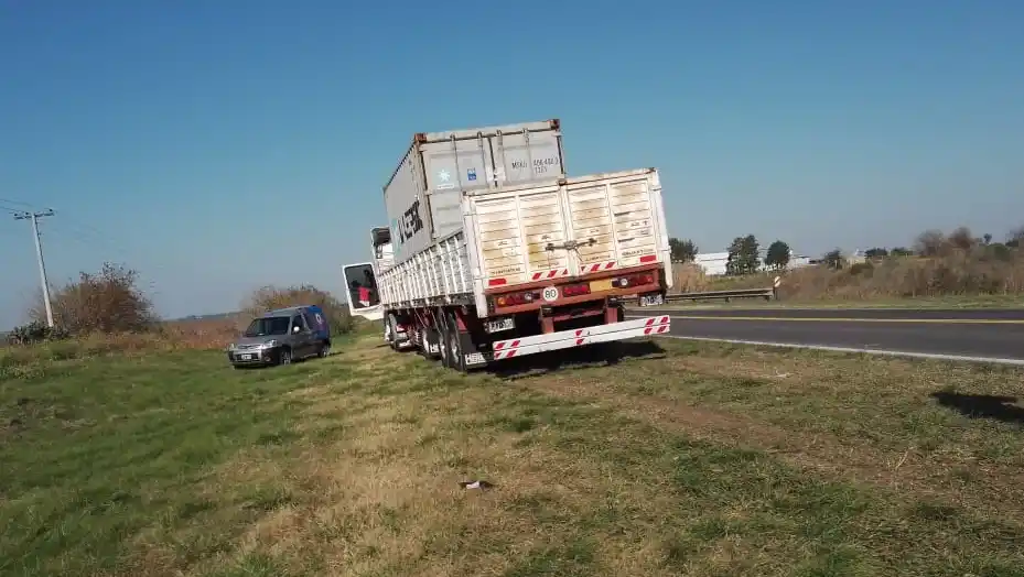 Tragedia en la Ruta 12: murió un joven tras ser impactado por un camión