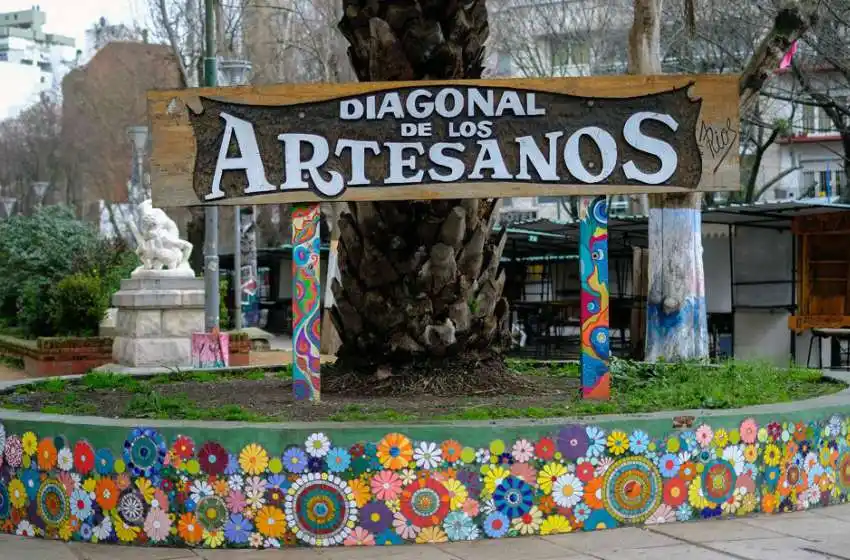 Artesanos de la Diagonal Pueyrredon, descontentos por la existencia de una "feria paralela"