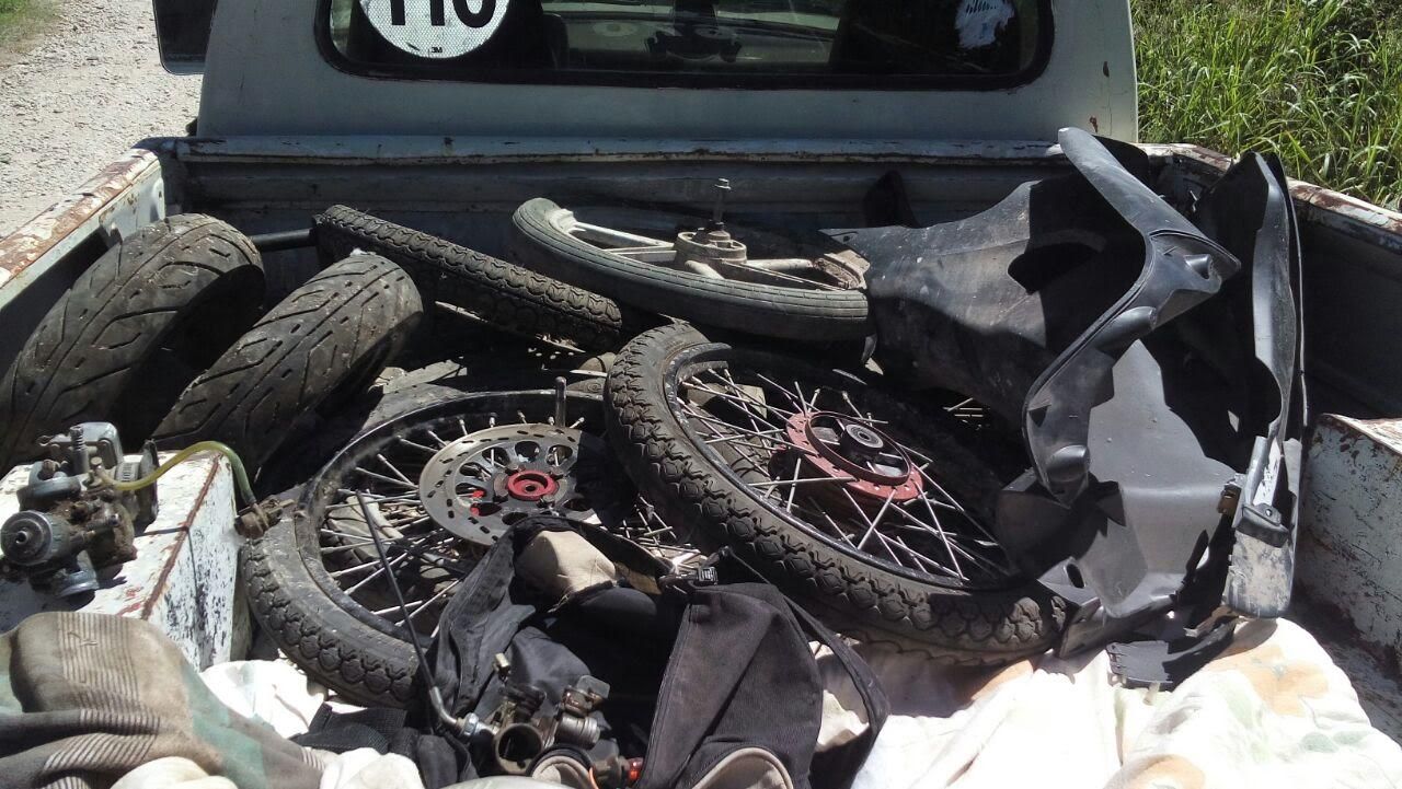 Detienen a tres empleados municipales mientras robaban partes de motos