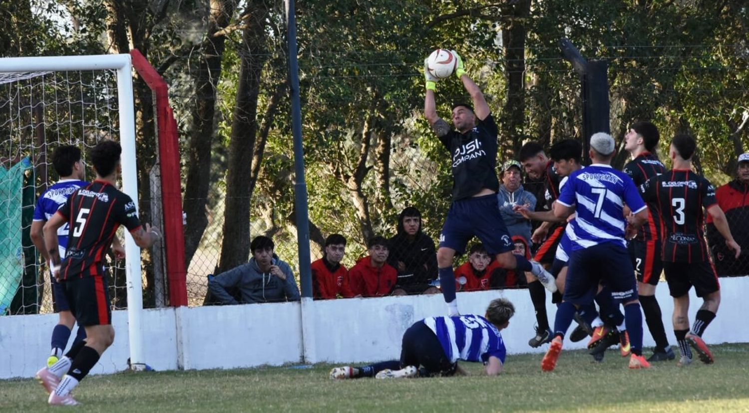 Carmelense derrotó a su escolta Sportsman de Villa Cañás y se alejó en la tabla