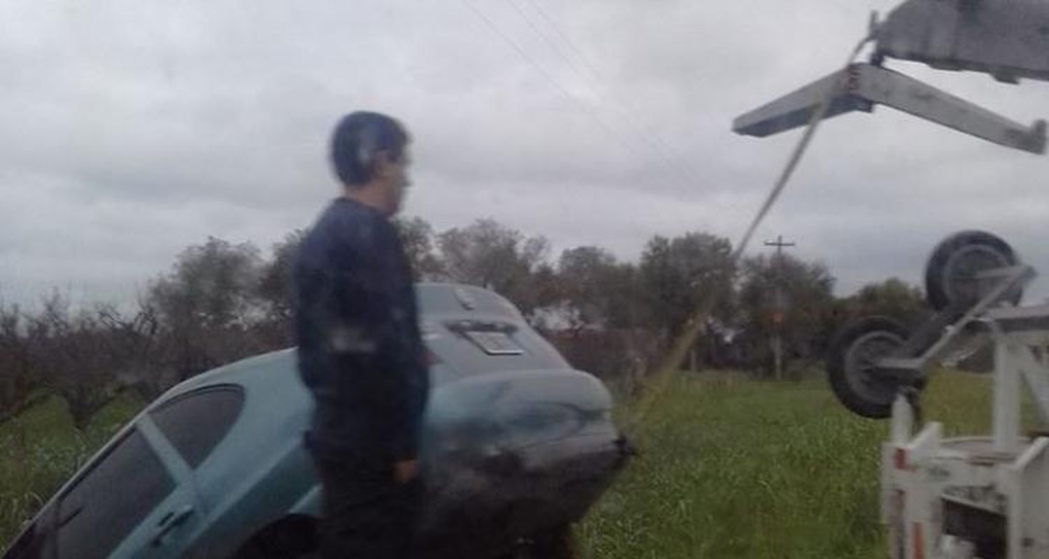 Cayó a una zanja  y lo sacó la grúa