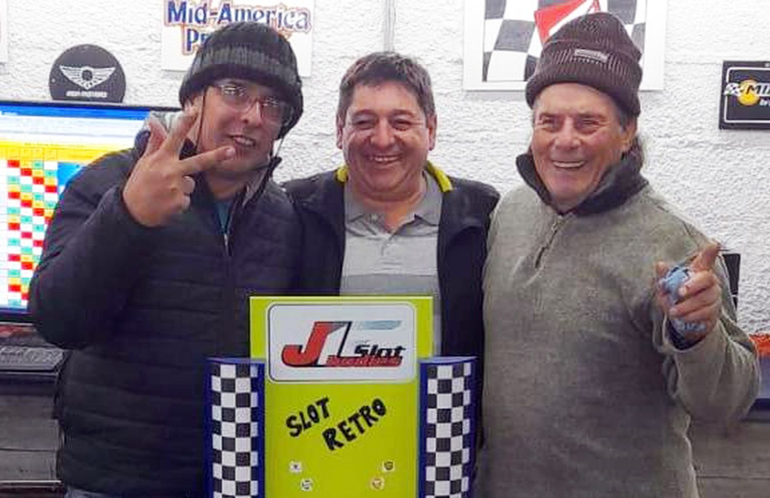 Beto Rodríguez, Fernando Rabioglio (ganador) y Tatin Rodríguez, en Slot Retro