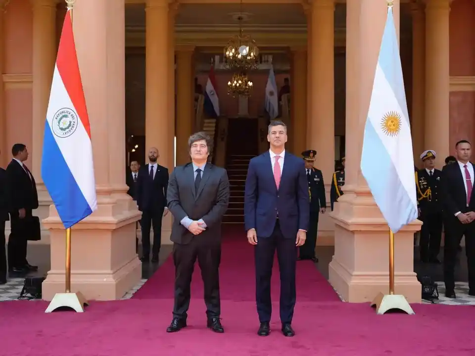 Javier Milei mantuvo un encuentro bilateral con Santiago Peña en Paraguay