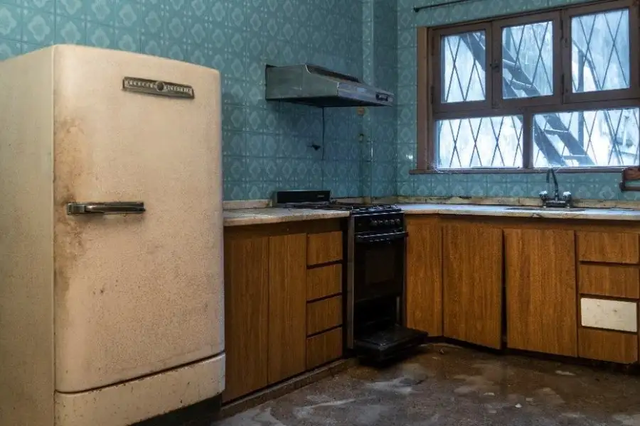 La cocina original de la casa que se encontraba deteriorada por haber estado deshabitada durante años