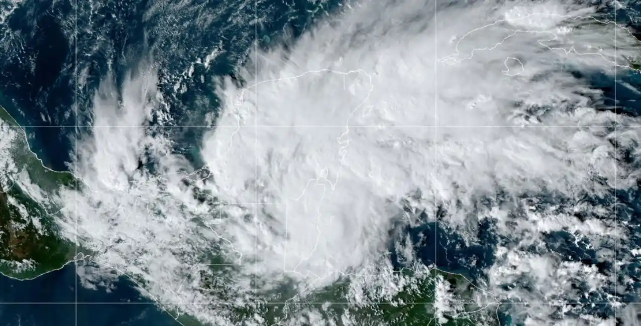 El huracán Lisa avanza por Guatemala y México