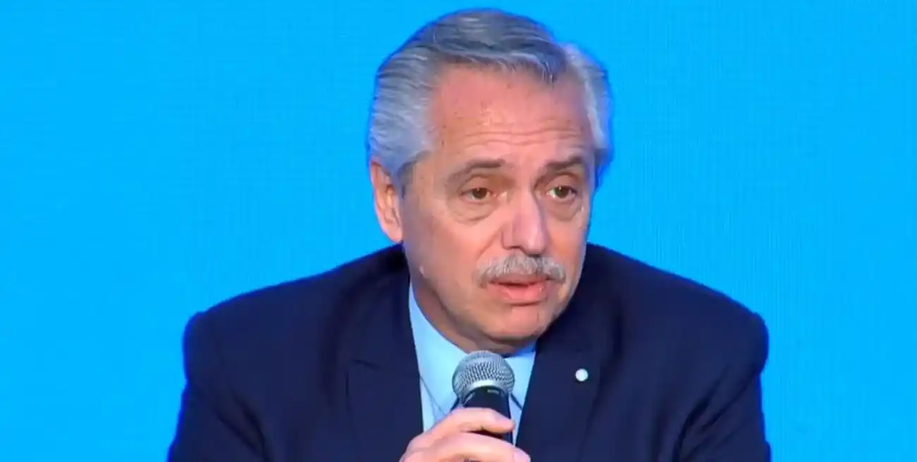 Alberto Fernández afirmó que la denuncia en su contra por la supuesta malversación de fondos públicos es "una operación" y "un disparate". Foto: AP / Archivo.