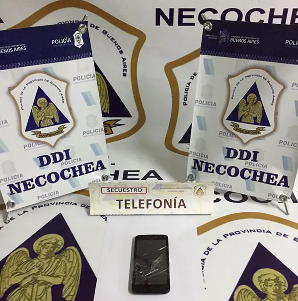 Acusan a una joven de sustraer un teléfono celular