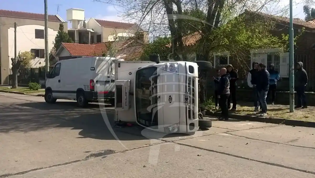 Fuerte choque entre un camión y un auto