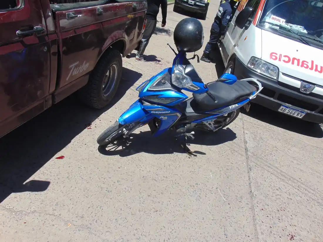 Tras una mala maniobra, la moto colisionó contra una camioneta estacionada.