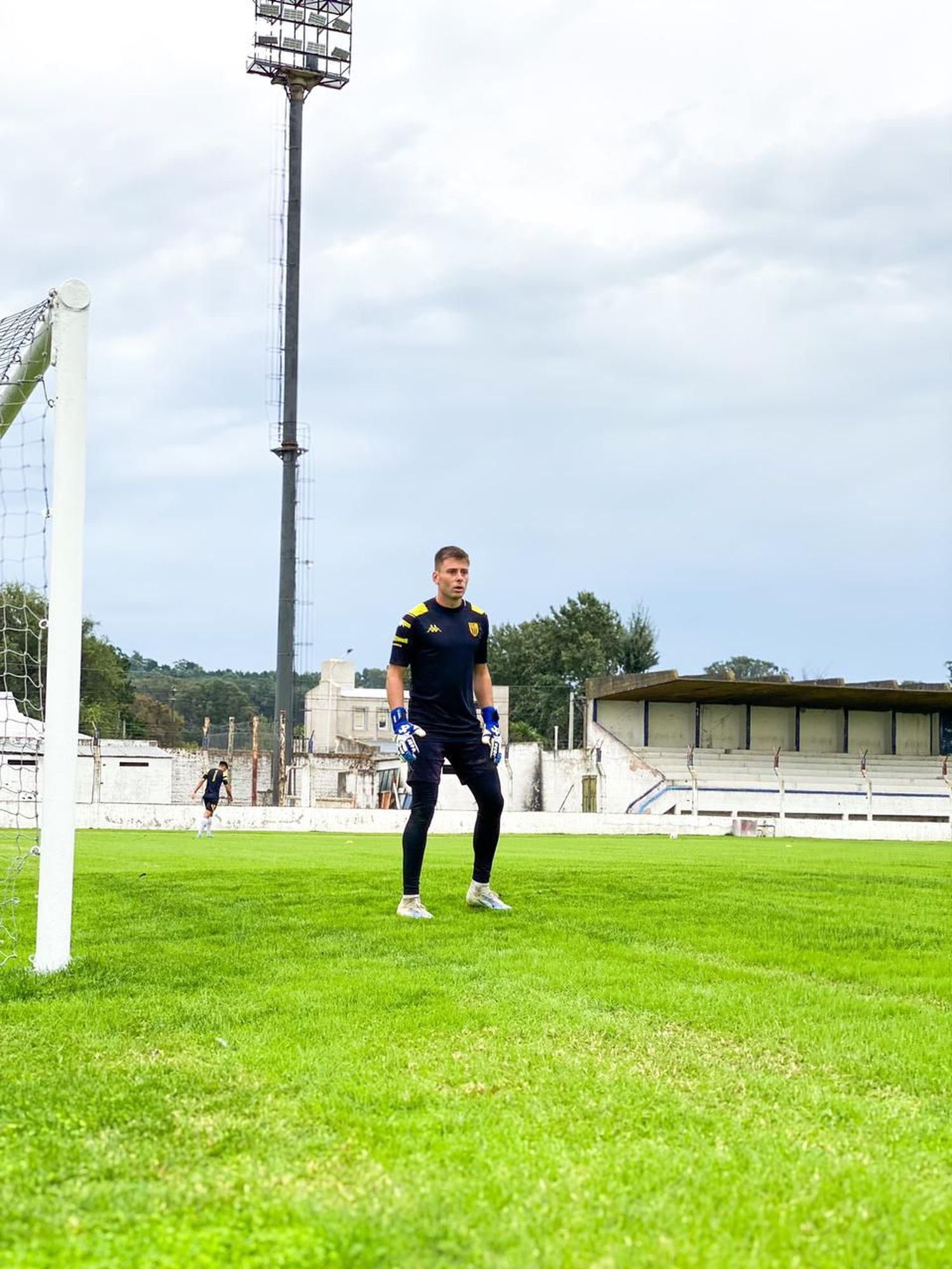 FOTO CLUB SANTAMARINA Mazza, arquero titular de Santamarina.