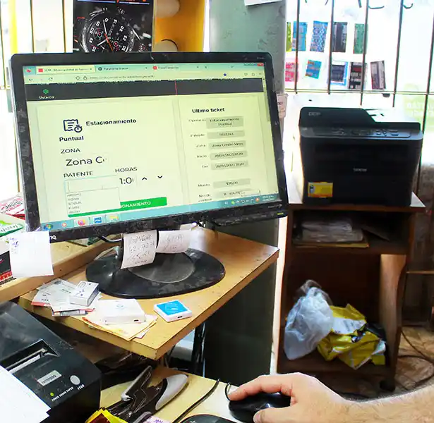 La hora para estacionar ya cuesta $ 100