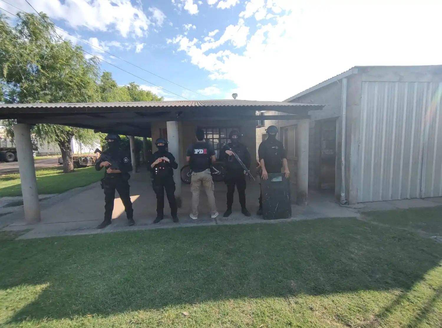 Allanaron una casa en San Vicente por microtráfico: encontraron cigarrillos de marihuana, una réplica de arma y dinero