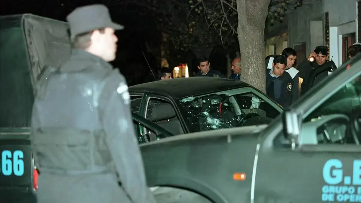 Así quedó el auto con el que escapan los delicuentes
