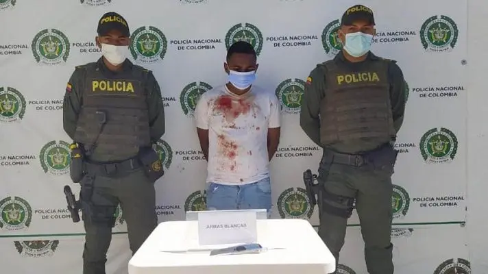 ¡MONSTRUO! Peleó con su pareja y trató de cortar el cuello de su hijo con un bisturí