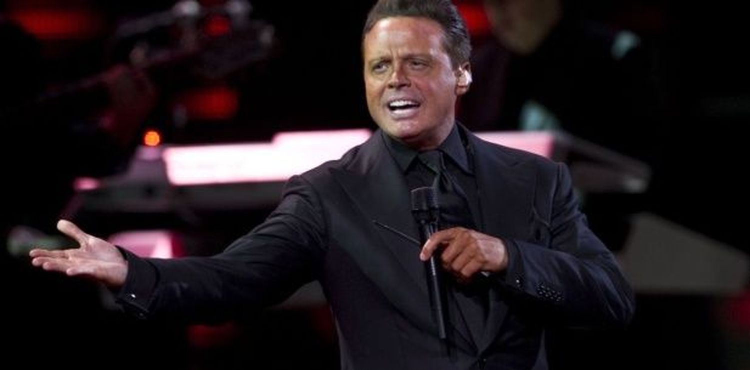 Las fotos de la llegada de Luis Miguel a la Argentina: look total black y amplia sonrisa