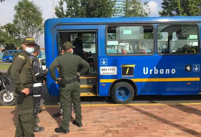 ATRACAN a pasajeros de un bus en Bogotá: delincuentes caen al repartir el botín
