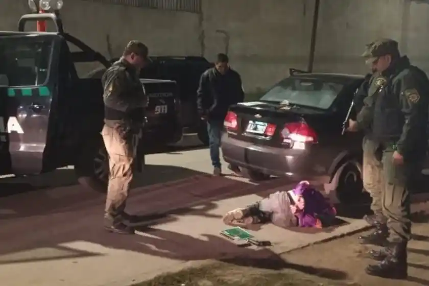 Detenidos en Gran Rosario: descubrieron a un joven que portaba un arma y recapturaron a un evadido
