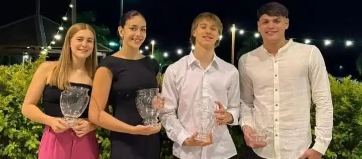 Malena Santillán con el trofeo junto a sus compañeros de Unión
