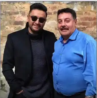 Álex Campos y su padre. Foto: captura de YouTube