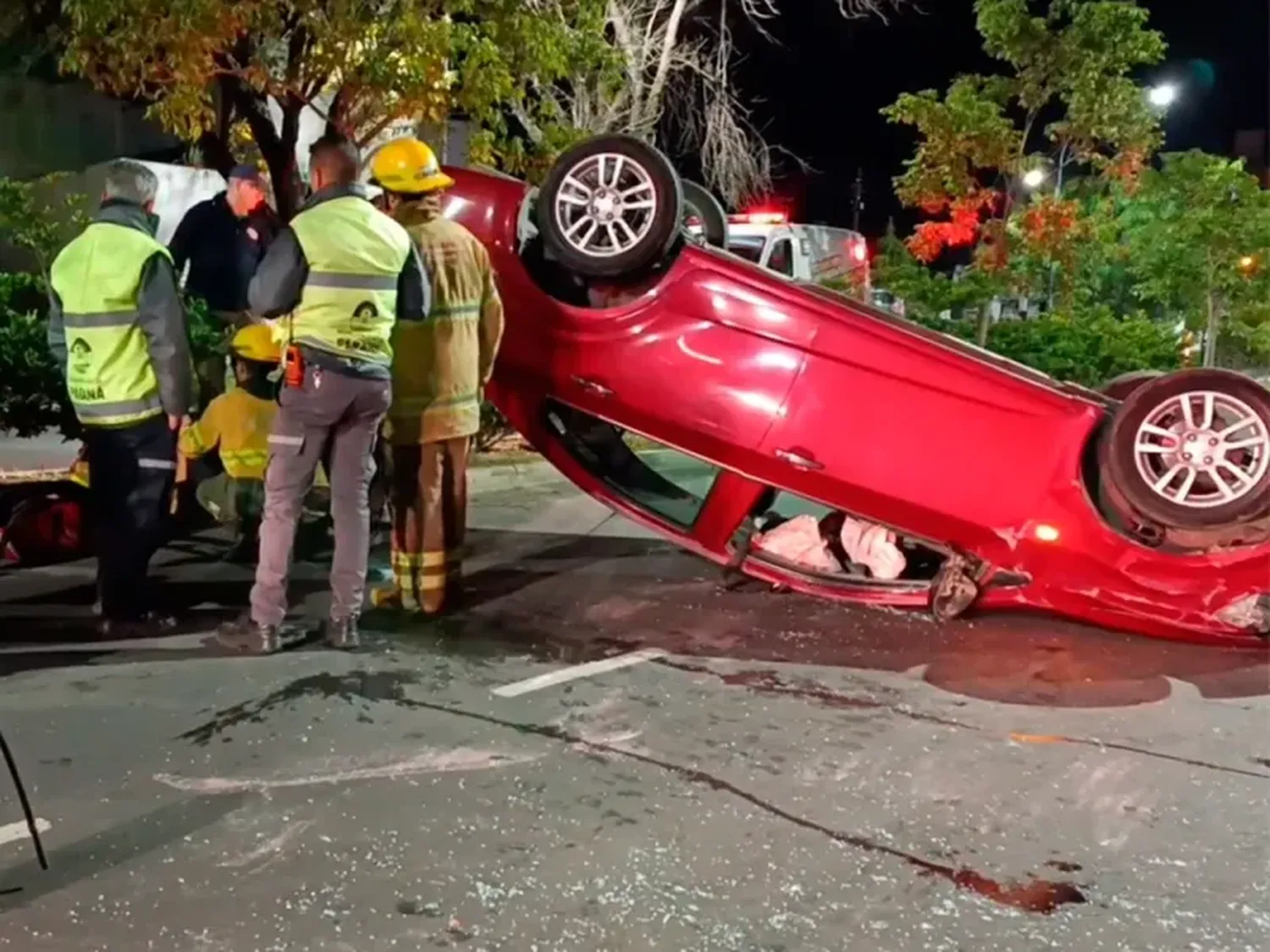 Bomberos debieron rescatar a tres mujeres tras violento choque y vuelco