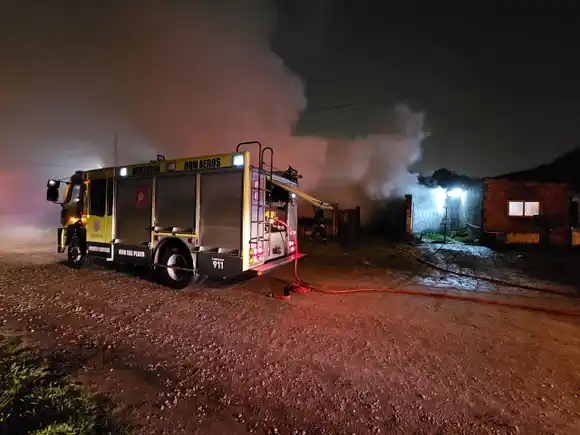 Destrucción total: las llamas consumieron una vivienda de tres habitaciones