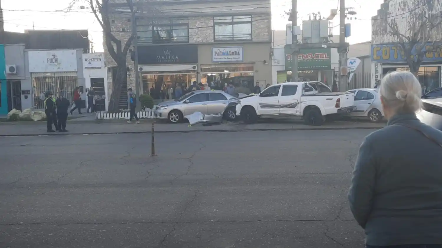 A raíz del encontronazo, el auto quedó volcado sobre el asfalto, mientras que la camioneta escapó del control de su conductor y cruzó de carril en la avenida para terminar chocando dos vehículos que estaban estacionados: un Toyota Corolla Gris y un VW Voyage verde oscuro.
