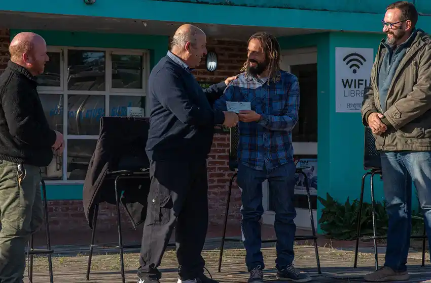 El intendente Paredi hizo entrega de un subsidio a Fomento Mar Chiquita