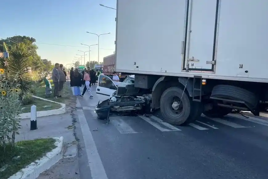 El conductor del automóvil resultó con lesiones leves. Foto: Gentileza