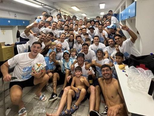 El plantel cremoso celebrando el ascenso  a la Primera Nacional en el vestuario.Foto:AR