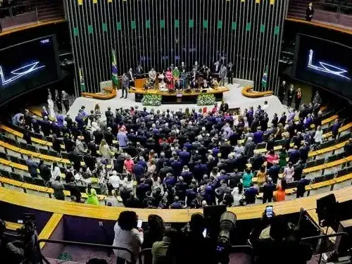 La Cámara de Diputados de Brasil aprobó la reducción de jornada laboral a 40 horas semanales.
