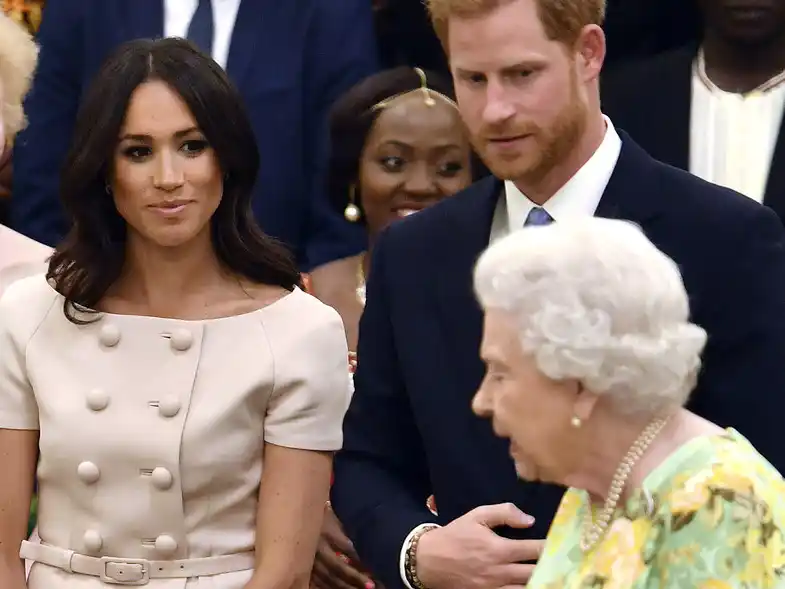 Isabel II establece “un período de transición” para Harry y Meghan