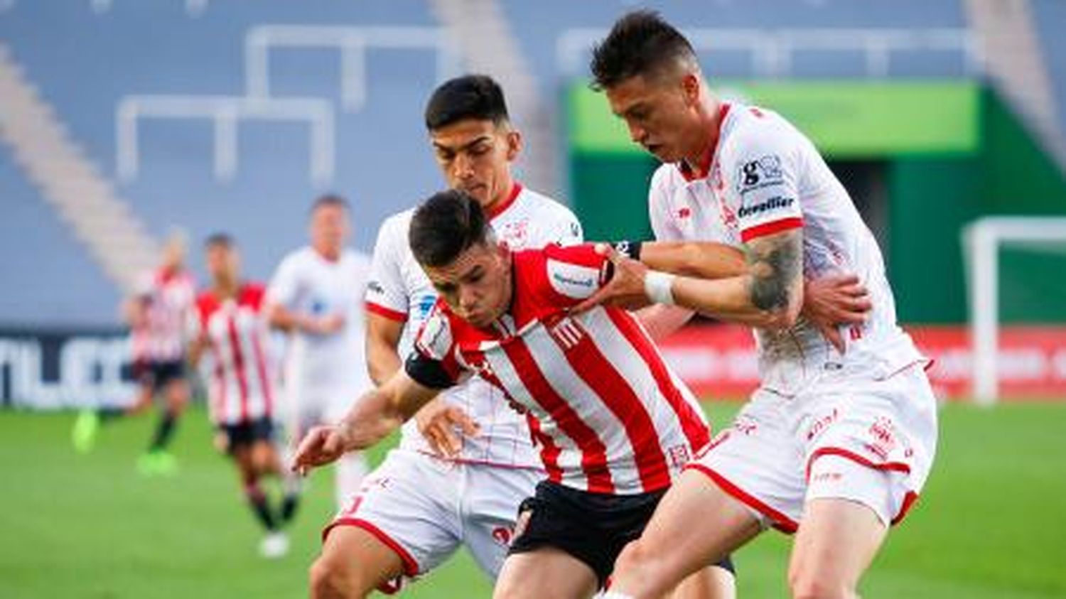 Huracán y Estudiantes juegan en Rosario.