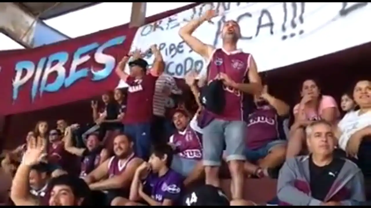 La insólita canción de Lanús para los hinchas de Belgrano de Córdoba: "Votaste a Macri"