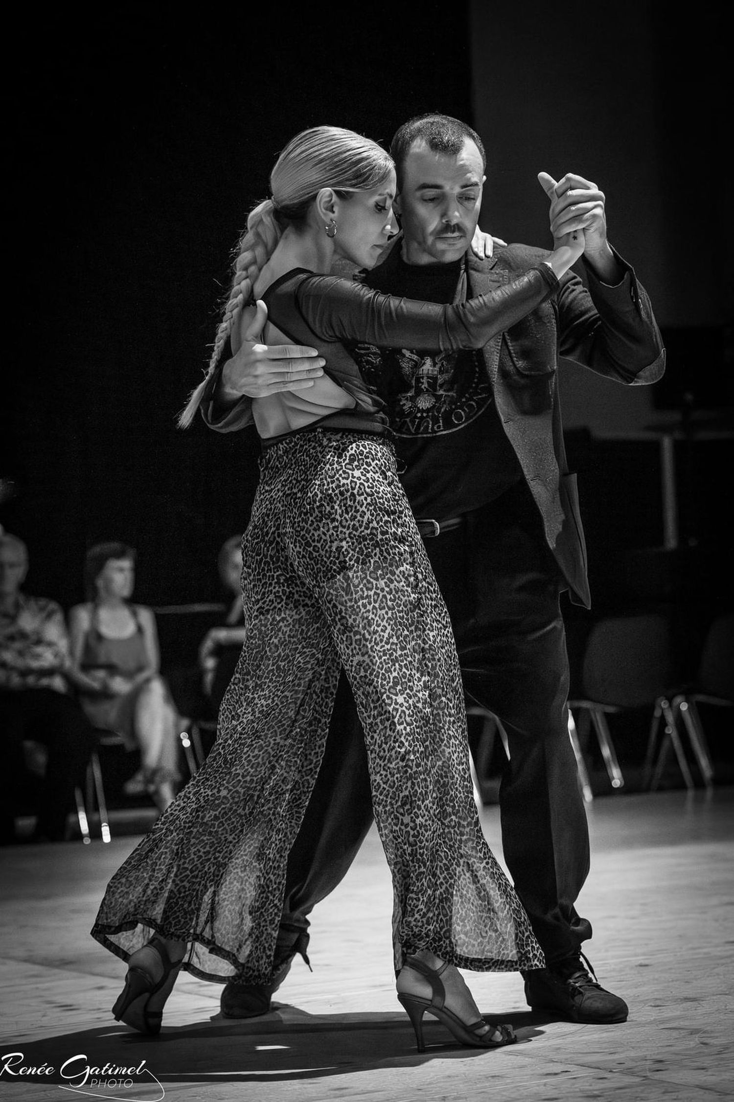 Los bailarines tandilenses Delfina Pissani y Diego Valero durante una de sus presentaciones