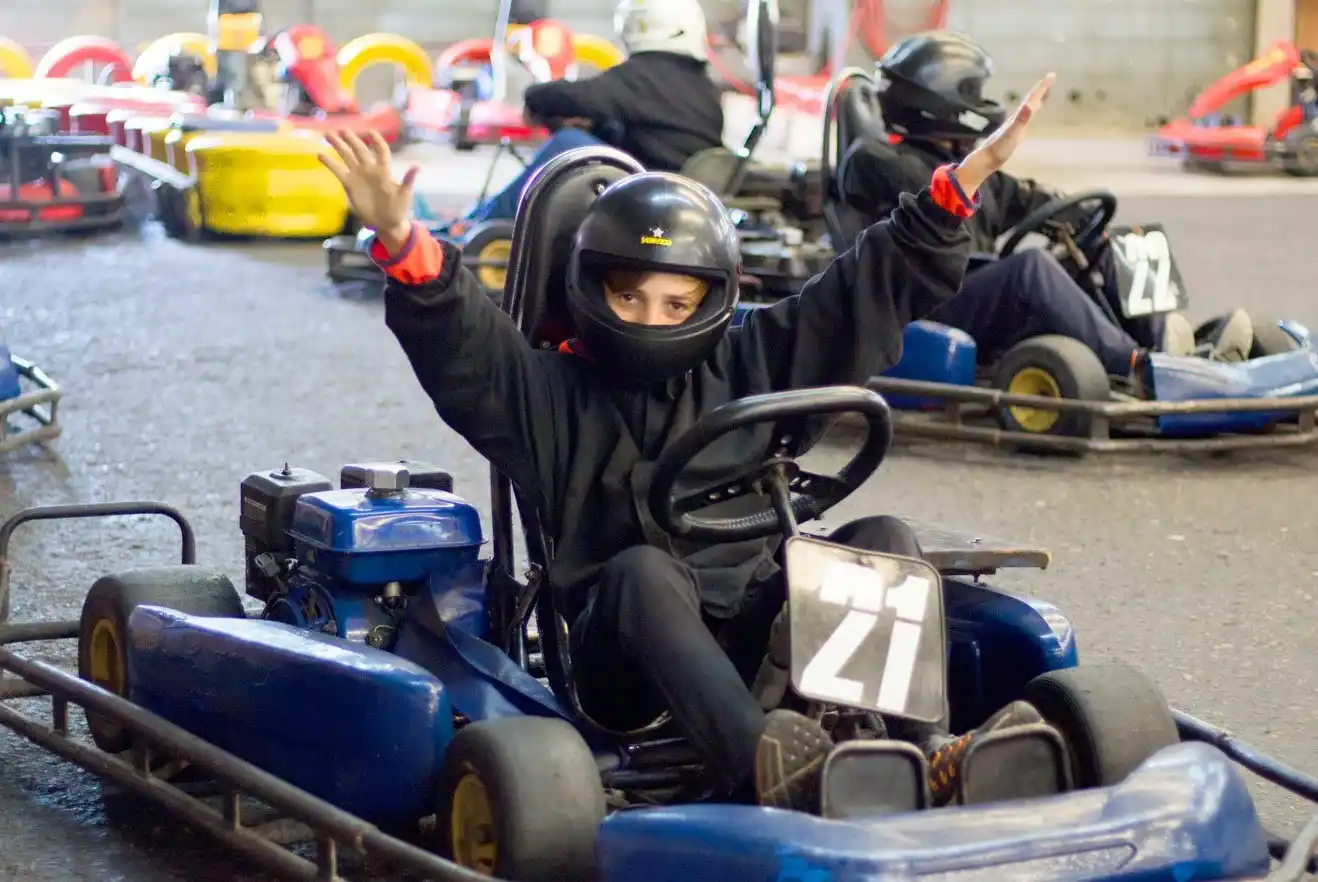 La experiencia comienza con una charla didáctica acompañada por un video instructivo, donde se abordan normas de seguridad.