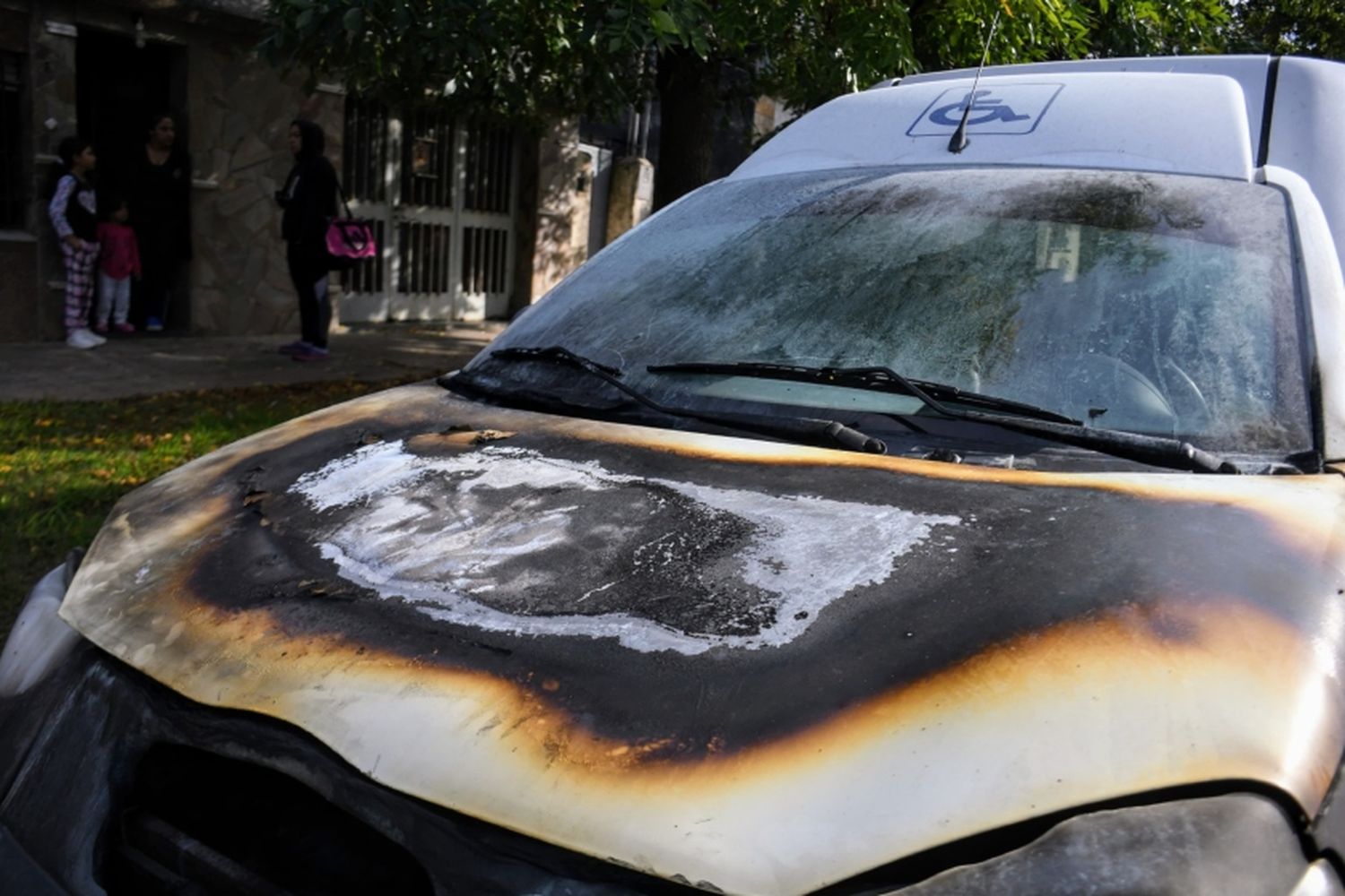 Quemaron autos y dejaron una segunda amenaza a metros del jardín intimidado