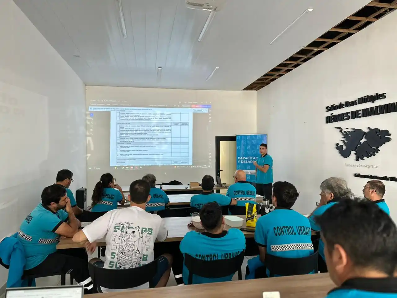 Personal municipal en plena capacitación.