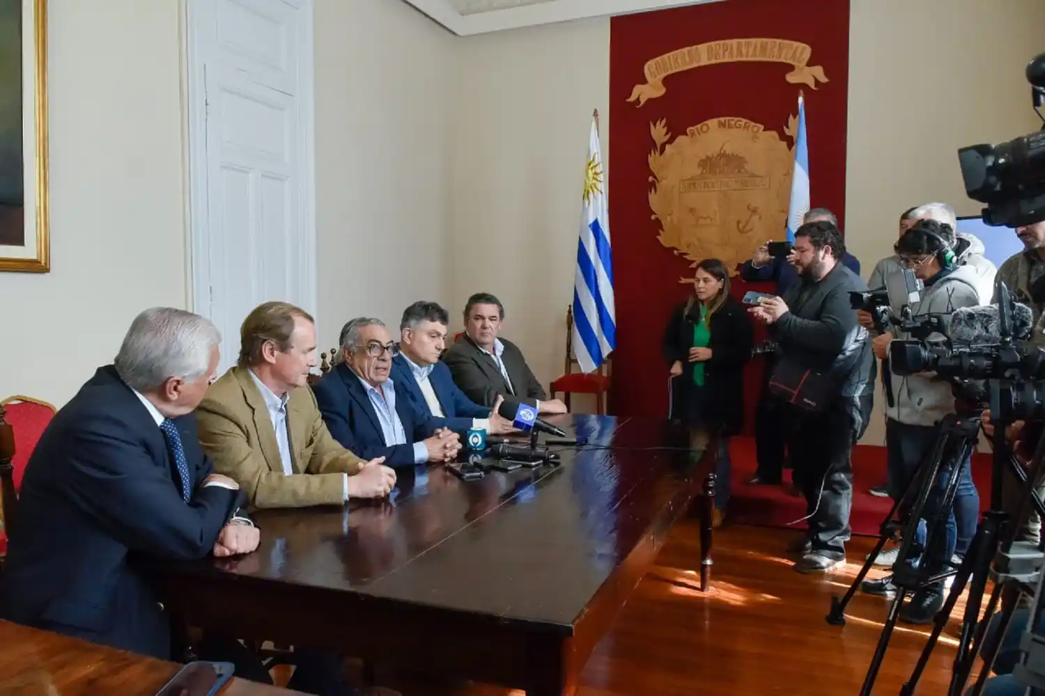 Bordet y autoridades uruguayas impulsan llevar navegabilidad del río Uruguay