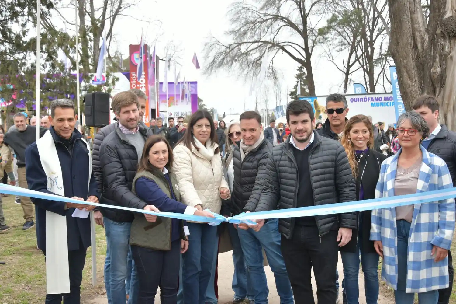 Corte de cinta con Meardi, Castagnani, García, Enrico, Chiarella, Galnares y Bellatti, entre otros.