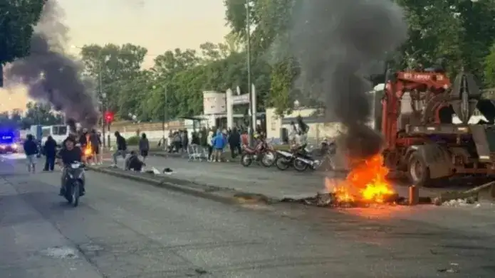 Policías vs policías en Santa Fe: reclamaron por los pésimos sueldos y hubo enfrentamiento entre compañeros