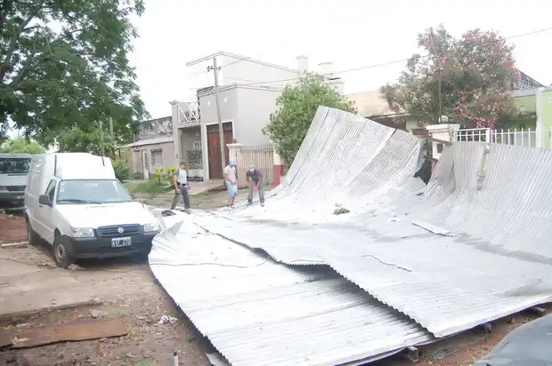 Anoche: El fuerte viento levantó un techo en Pasteur 