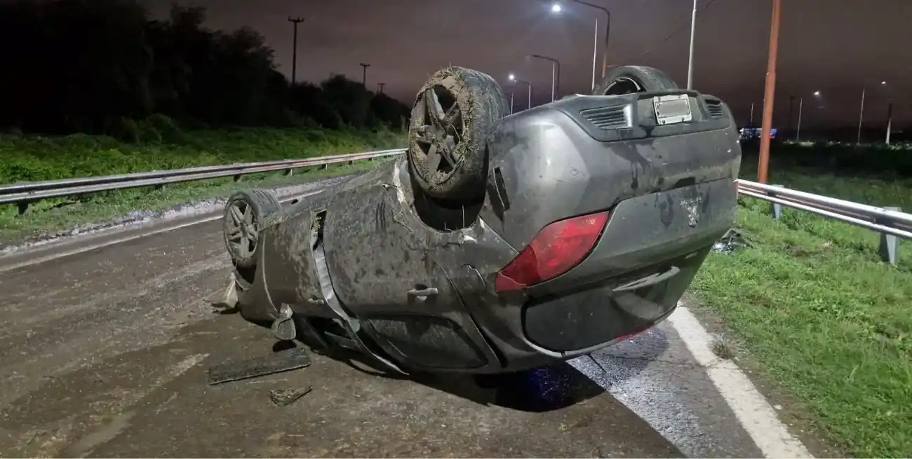 Impresionante vuelco en la madrugada: un auto terminó dado vuelta en la Circunvalación
