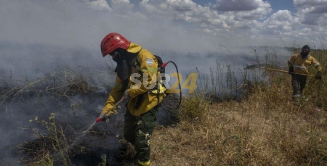 Corrientes: bomberos combaten focos activos y aguardan nuevas lluvias