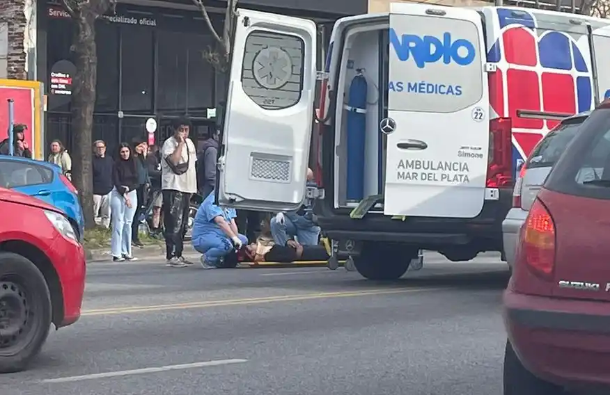 La mujer quedó tendida en el pavimento luego de ser atropellada por el auto.