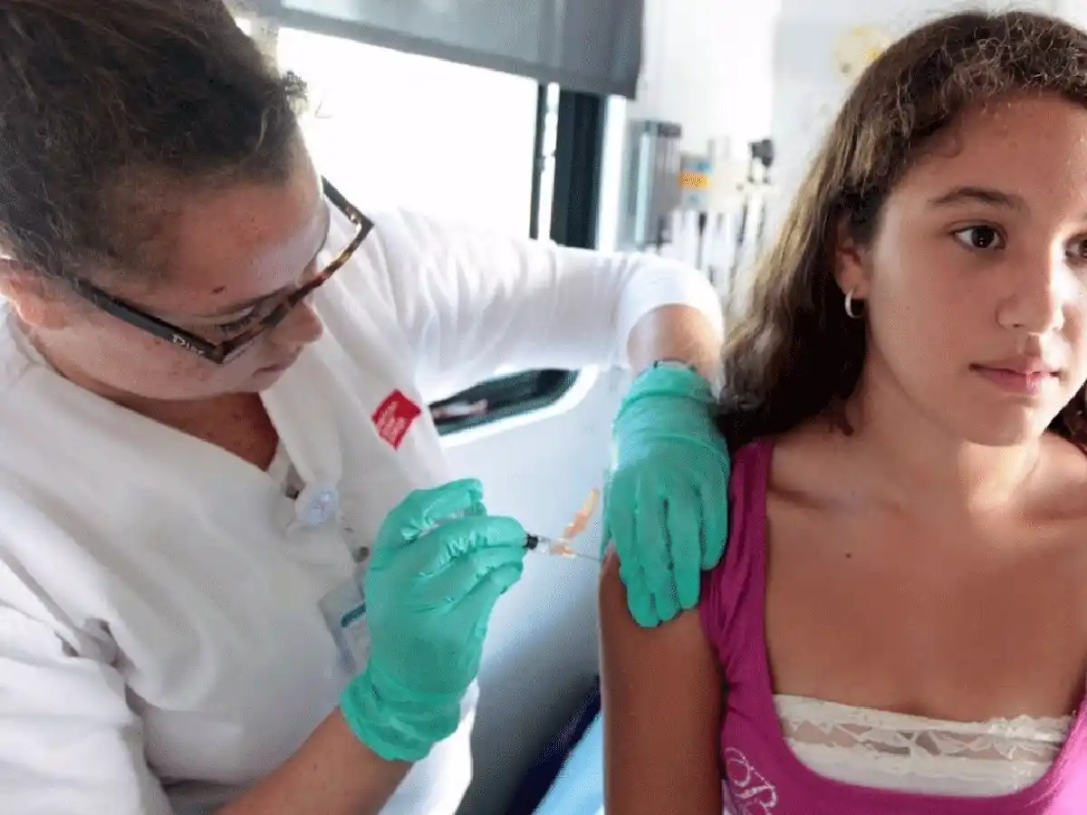 Por qué los adolescentes tienen que vacunarse contra la meningitis