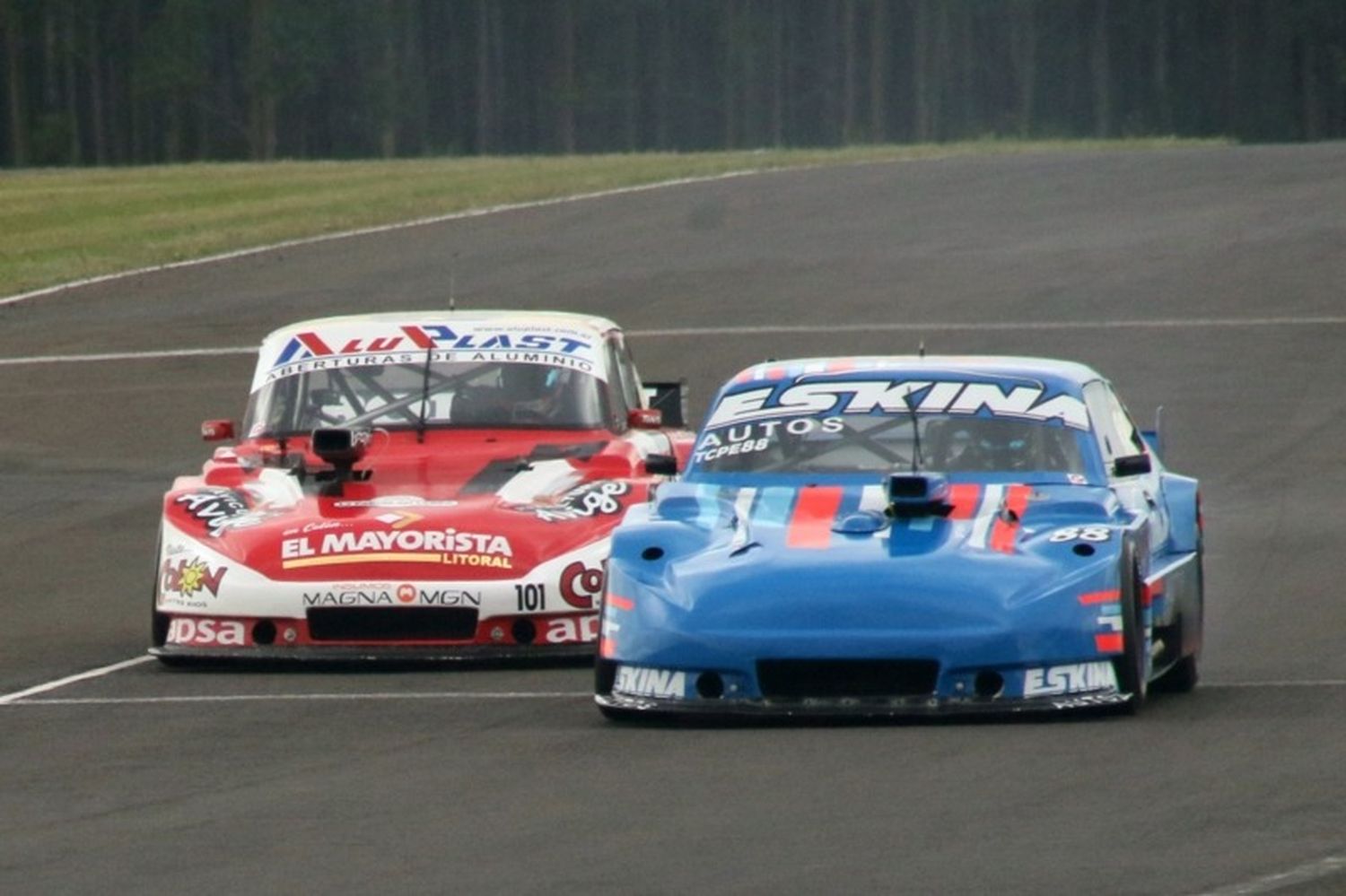 En un final caliente y con polémica, Reynoso volvió a ganar en el TC Pista