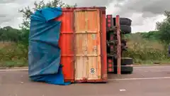 Un camión despistó y volcó en la ruta 26